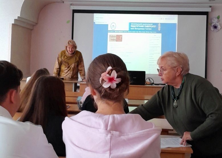 Першокурсники підписують декларації про академічну доброчесність